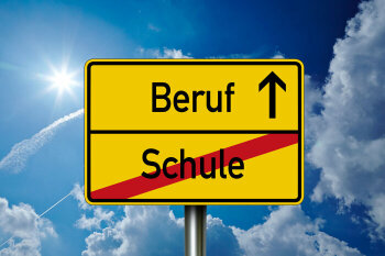 Auf einem Straßenschild steht unten das durchgestrichene Wort "Schule". Darüber steht das Wort "Beruf" mit einem Pfeil daneben.