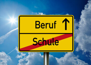 Auf einem Straßenschild steht unten das durchgestrichene Wort "Schule". Darüber steht das Wort "Beruf" mit einem Pfeil daneben.