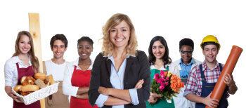 Junge Frauen und Männer halten Gegenstände wie Brötchenkorb, Blumen, Holzlatte, Rohr und Notizblock. 