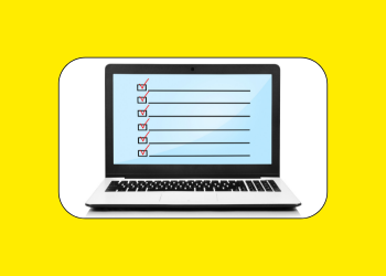 Auf gelbem Hintergrund ist ein symbolischer Laptop zu sehen. Auf dem Bildschirm ist eine abgehakte Checkliste abgebildet.