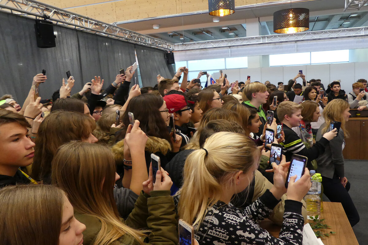 Jugendliche mit einem Handy
