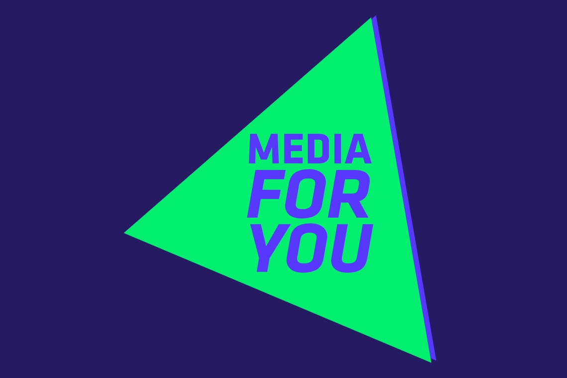 Das Logo von Start into Media als gedrehtes Dreieck mit dem Namen in der Mitte.