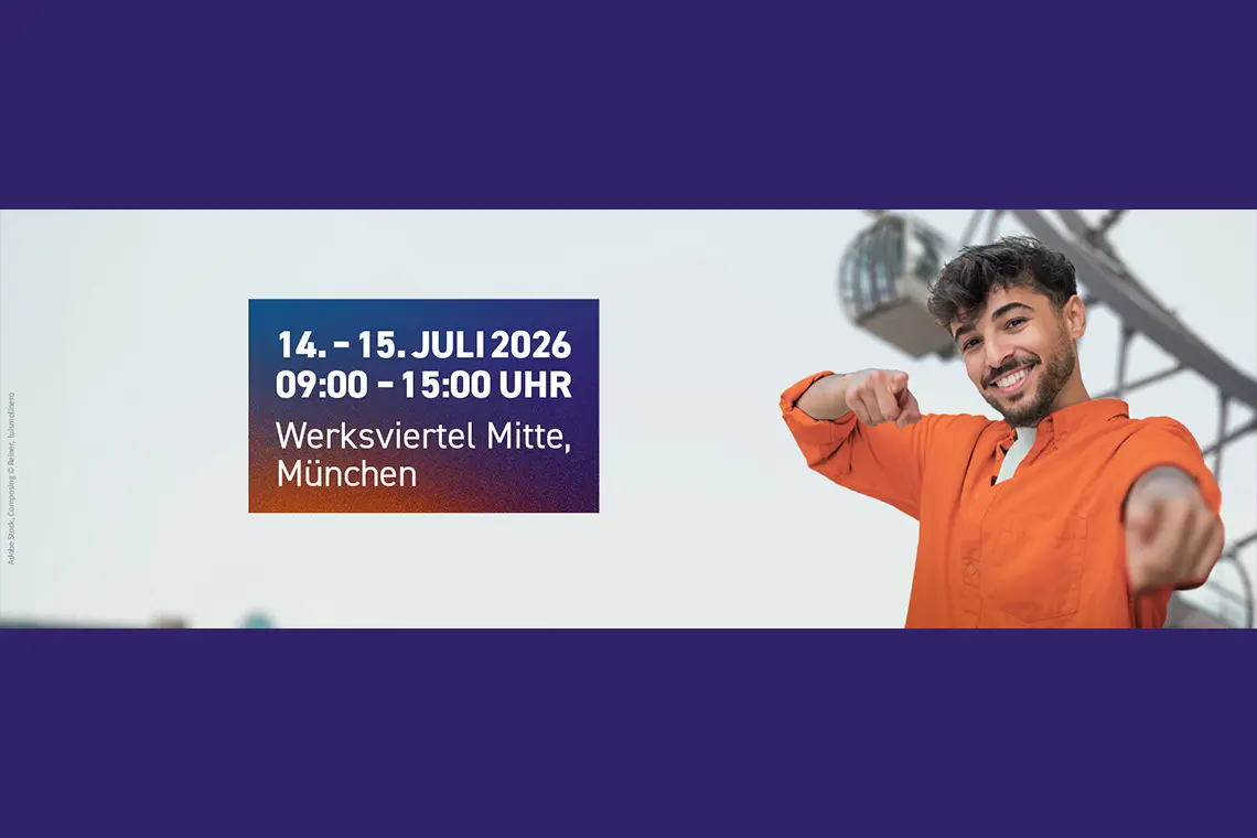 Junger Mann zeigt zwei Finger in die Kamera und lächelt dabei. 