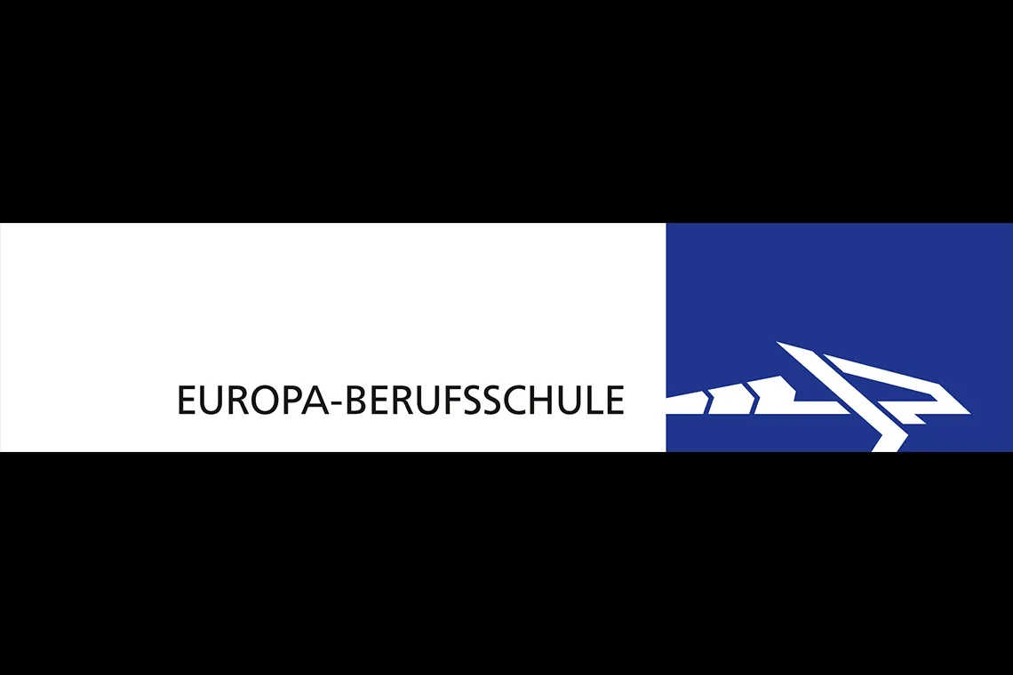 Logo der Europa-Berufsschule mit schwarzem Schriftzug auf hellem Hintergrund und blauem Feld mit weißem, stilisiertem Symbol rechts.