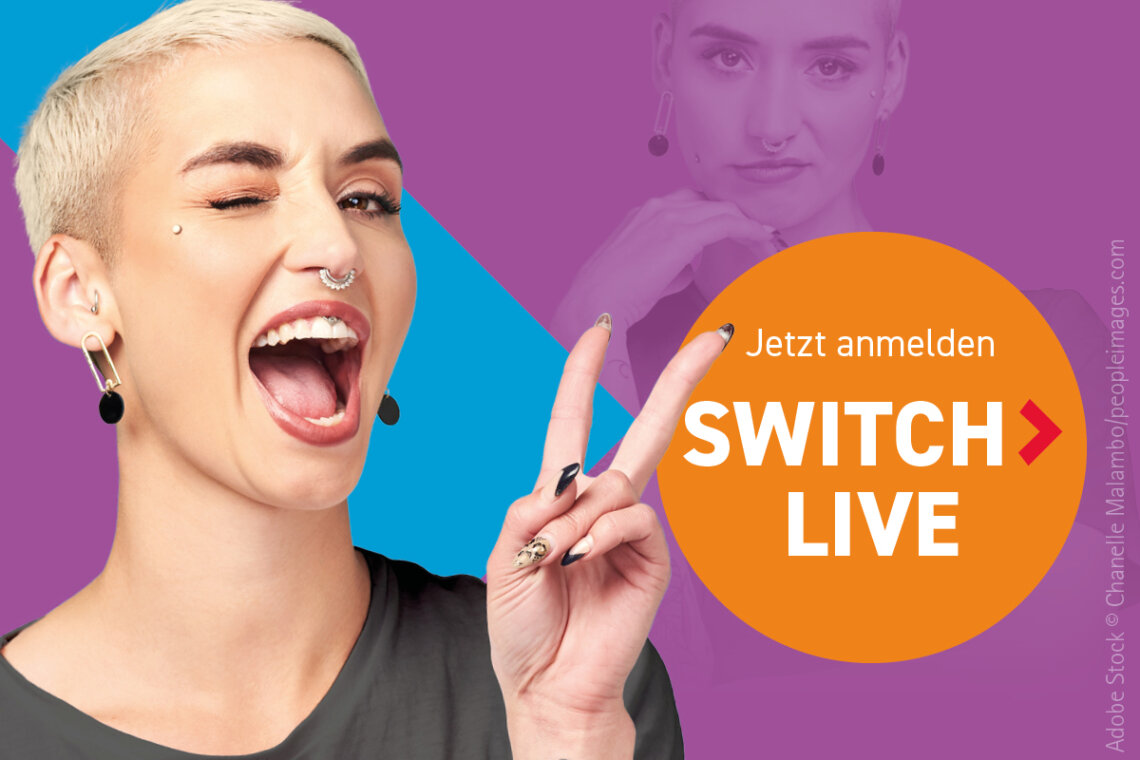 Weiblch gelesene Person ist im Hintergrund unzufrieden, vorne freudig, macht Peace-Zeichen mit Fingern. Rechts steht "Jetzt anmelden. Switch Live"