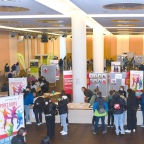 Viele Schüler an Stationen des Berufeparcours