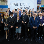 12 Kunstpreise werden gemeinsam mit einem Preisgeld für gelungene, regionale Berufsorientierungsveranstaltungen und -maßnahmen in Bayern verliehen.