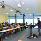 Ein Referent hält einen Vortrag vor einer Gruppe von Jugendlichen