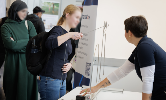 Eine junge Frau am "Heißen Draht"