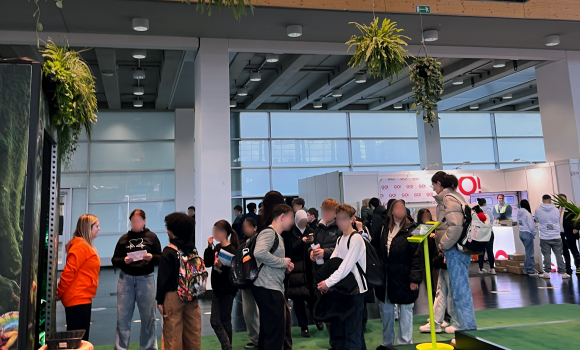 Am BOBY-Stand stehen Jugendliche Schlange, um den BE-RUFS-WAHL-DSCHUNGEL zu durchlaufen