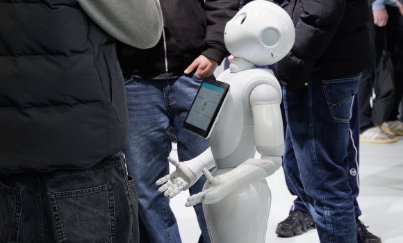 Jugendliche sind begeistert von einem Roboter