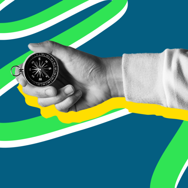 Eine Hand hält einen Kompass. Eine farbige Linie und ein Wegweiser als Icon ergänzen das Bild im Hintergrund.