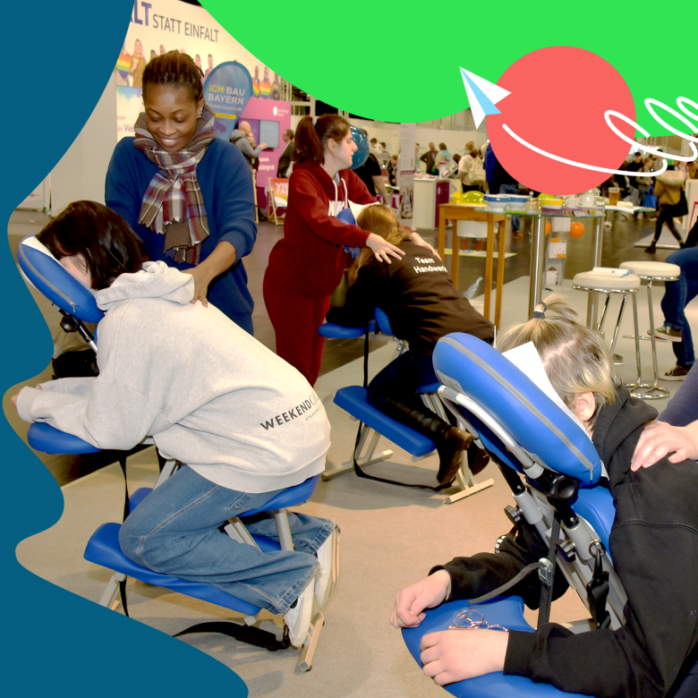 Schülerinnen werden an einem Messestand auf einem Massagestuhl massiert.