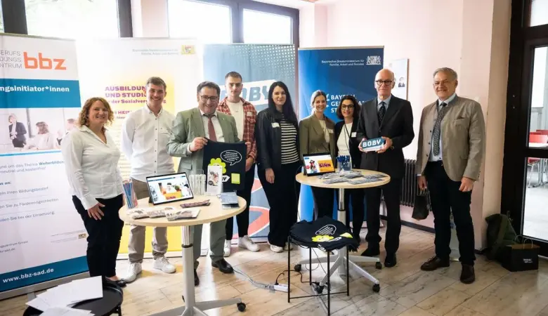 Ein Gruppenfoto mit Schülern, Bayerns Wirtschaftsstaatssekretär Tobias Gotthardt, Amtschef Dr. Markus Gruber und Mitarbeitern des Sozialministeriums.