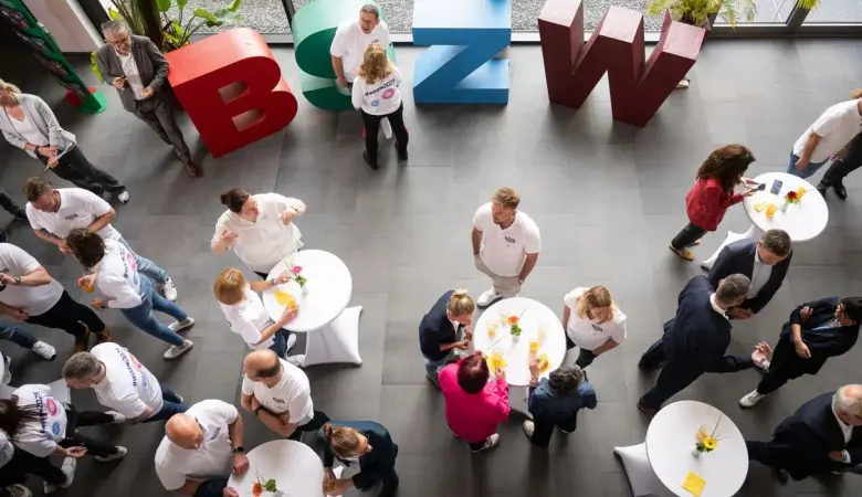 Die Auftaktveranstaltung der Woche der Aus- und Weiterbildung in der BSZ Wiesau von oben.