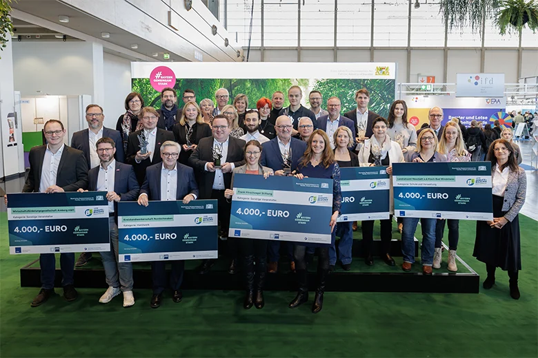 Preisträger mit Schecks und Kunstpreisen