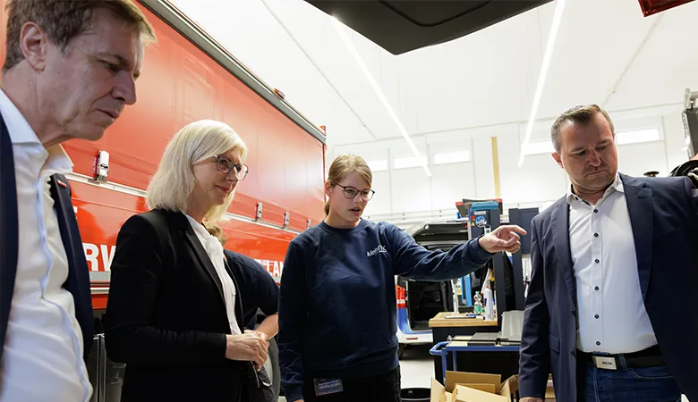 Eine Auszubildende erklärt der Ministerin die Arbeit 