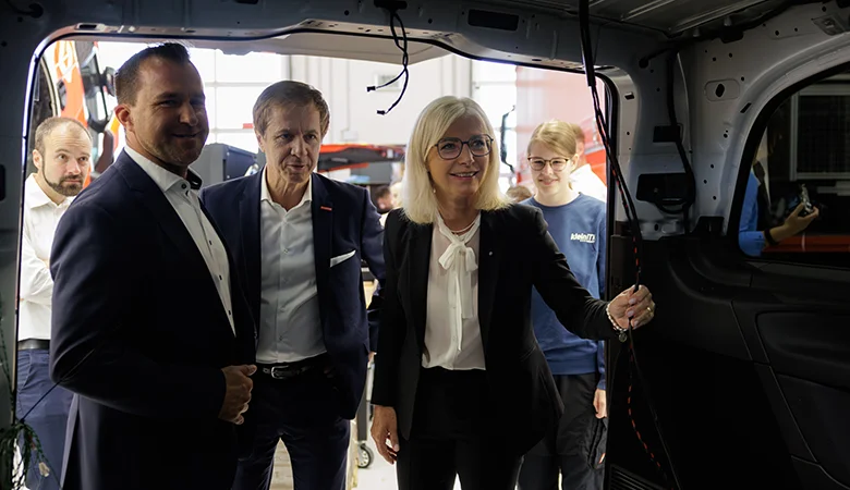 Die Ministerin bkeommt vom Geschäftsführer der Klein Kommunikationstechnik und einem HWK-Vertreter die Räumlichkeiten gezeigt.
