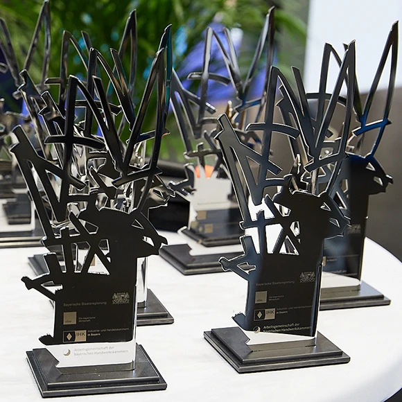 Ein Kunstpreis aus Edelstahl mit gravierten Logos