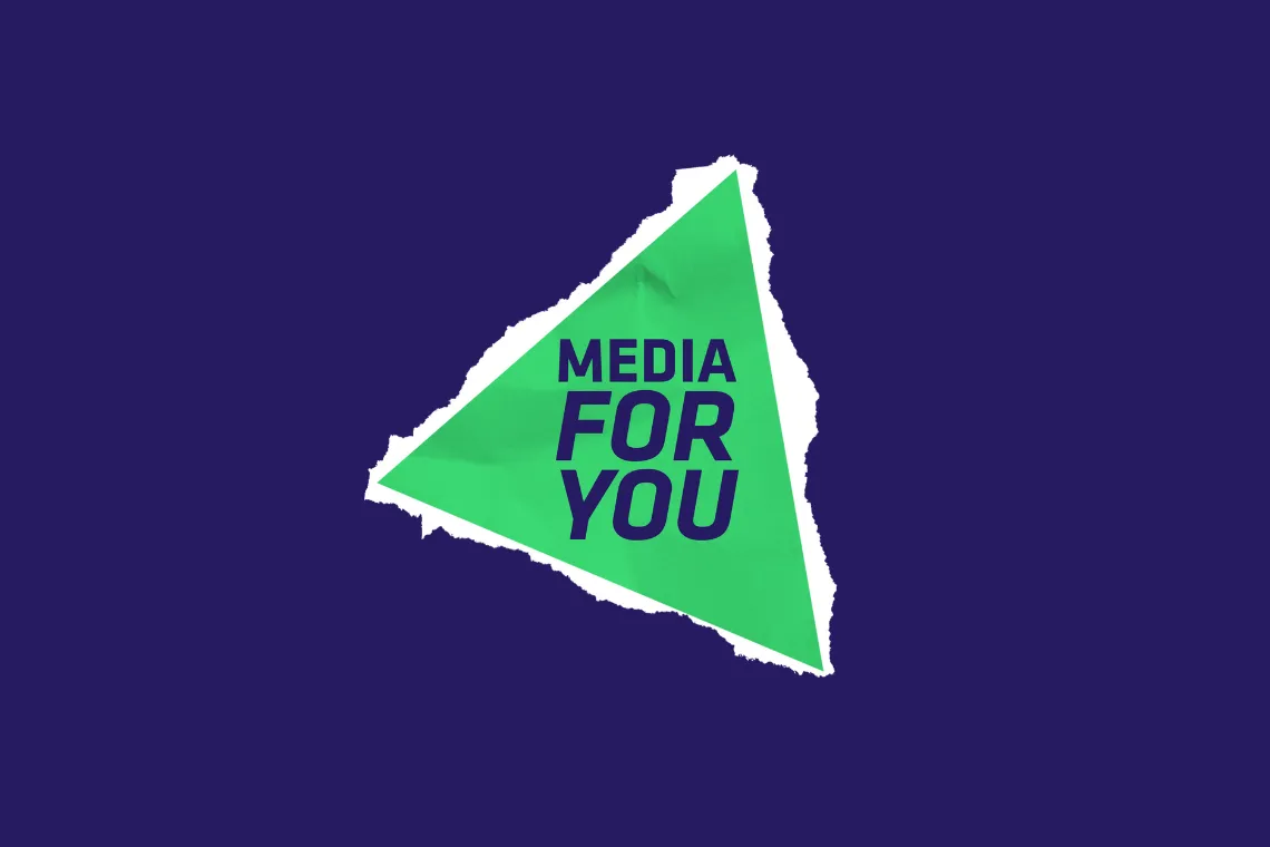 Der Schriftzug "Media For You" in einem grünen Dreieck auf einem dunklen Hintergrund.