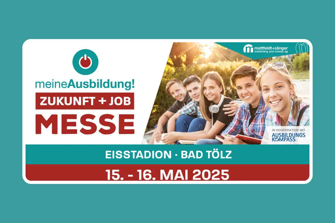 Fünf Jugendliche sitzen im Freien und lächeln in die Kamera. Neben ihnen steht der Schriftzug "meineAusbildung! Zukunft + Job Messe".