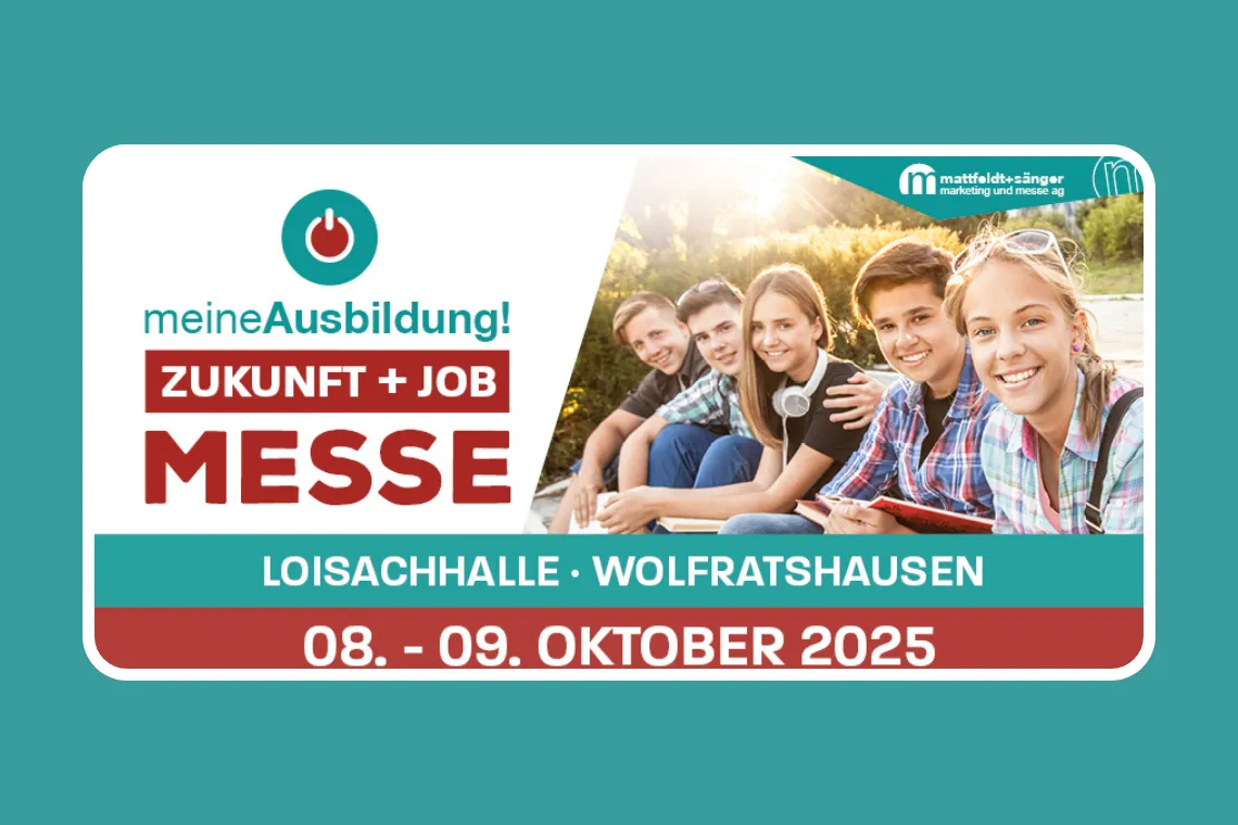 Fünf Jugendliche sitzen im Freien und lächeln in die Kamera. Neben ihnen steht der Schriftzug "meineAusbildung! Zukunft + Job Messe".