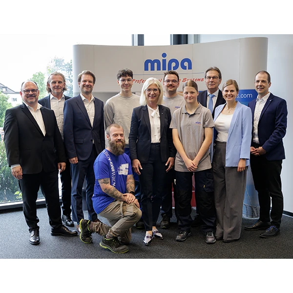 Die Ministerin mit Azubis und weiteren Personen der Firma MIPA