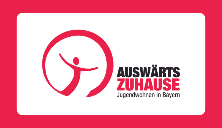 Auf weißem Grund ist das rote Logo des Projekts Jugendwohnen zu sehen. Daneben steht „Auswärts zuhause – Jugendwohnen in Bayern“.