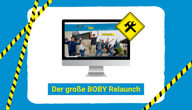 Ein Computerbildschirm zeigt die aktuelle BOBY-Website. Absperrbänder sind seitlich des Bildschirms platziert. Ein Schild, das Werkzeug zeigt, ist oberhalb des Bildschirmes. Unten steht der Schriftzug „Der große BOBY Relaunch“.