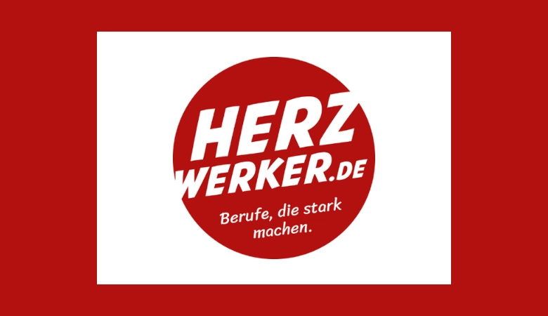 Das Logo von Herzwerker, weiße Schrift auf rotem Hintergrund.