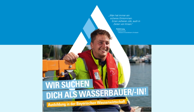 Das Bild zeigt einen Wasserbauer-Lehrling, der am Ufer eines Sees sitzt und freundlich in die Ferne schaut. Die Farben sind sommerlich. Im Vordergrund steht die Botschaft „Wir suchen dich als Wasserbauer/-in“.