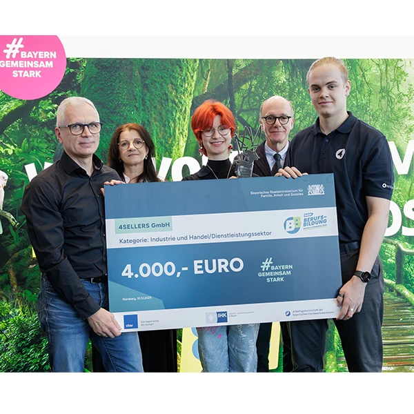 Mehrere Personen präsentieren einen Preisscheck und einen Kunstpreis 