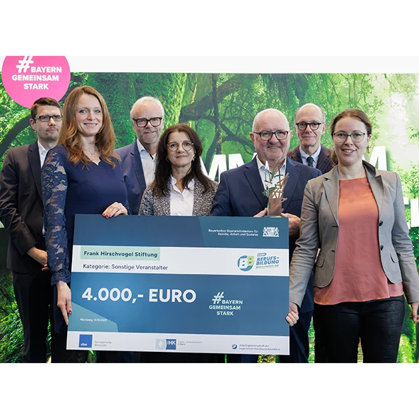 Mehrere Personen präsentieren einen Preisscheck und einen Kunstpreis 