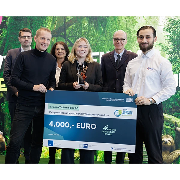 Mehrere Personen präsentieren einen Preisscheck und einen Kunstpreis 