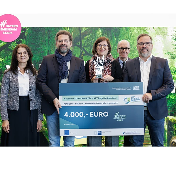 Mehrere Personen präsentieren einen Preisscheck und einen Kunstpreis 