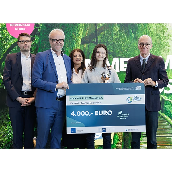 Mehrere Personen präsentieren einen Preisscheck und einen Kunstpreis 