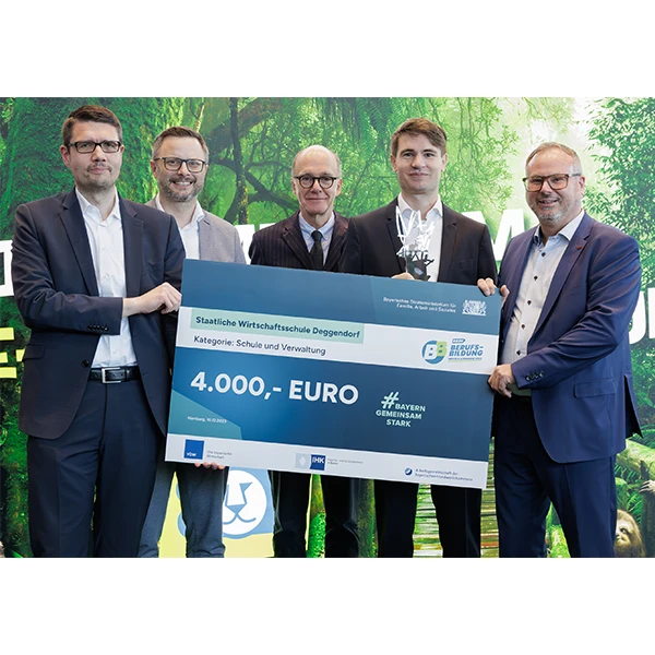 Mehrere Personen präsentieren einen Preisscheck und einen Kunstpreis 